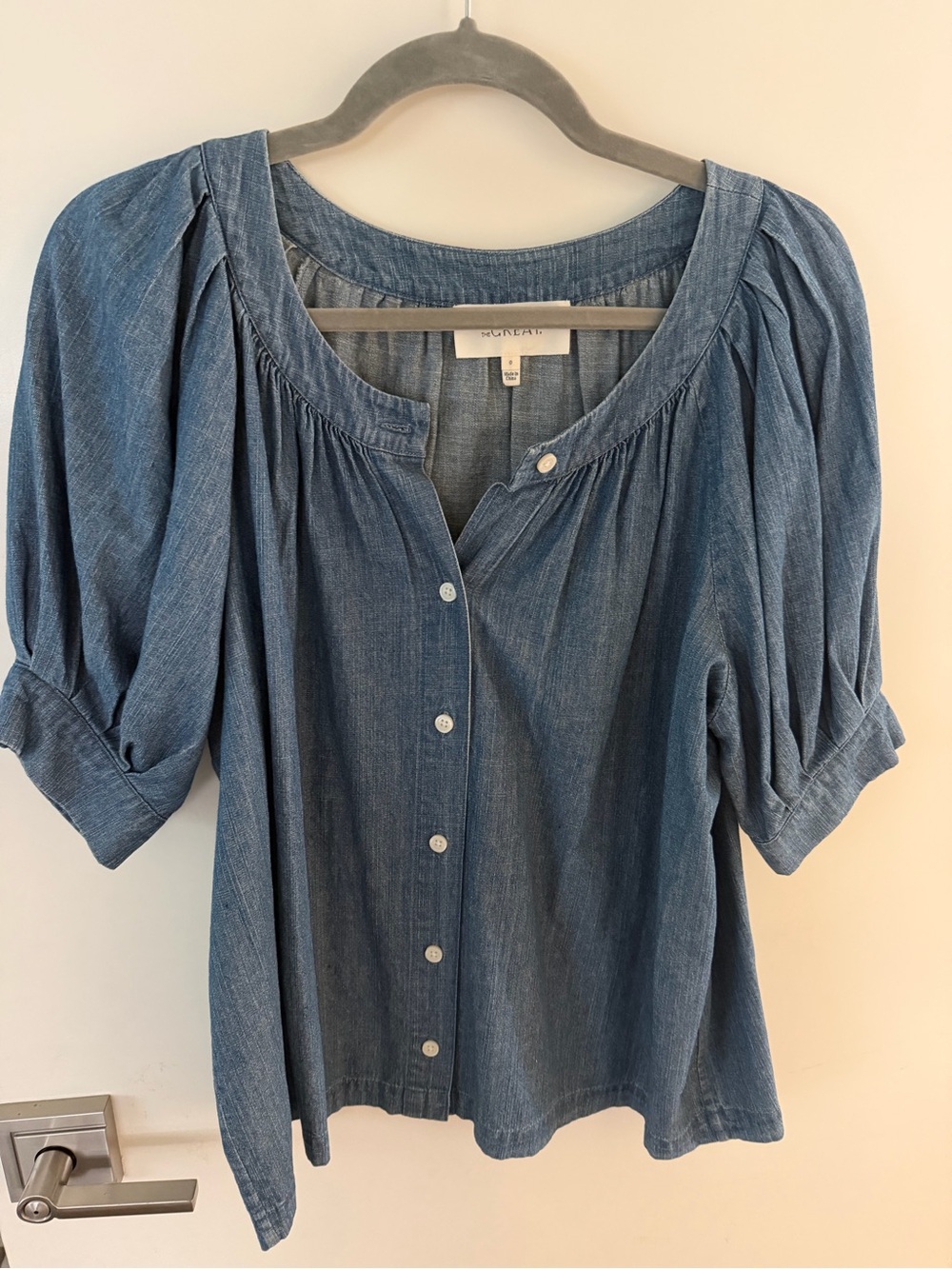 Like New. The Great Women’s Blue Denim Button-Front Peasant Top